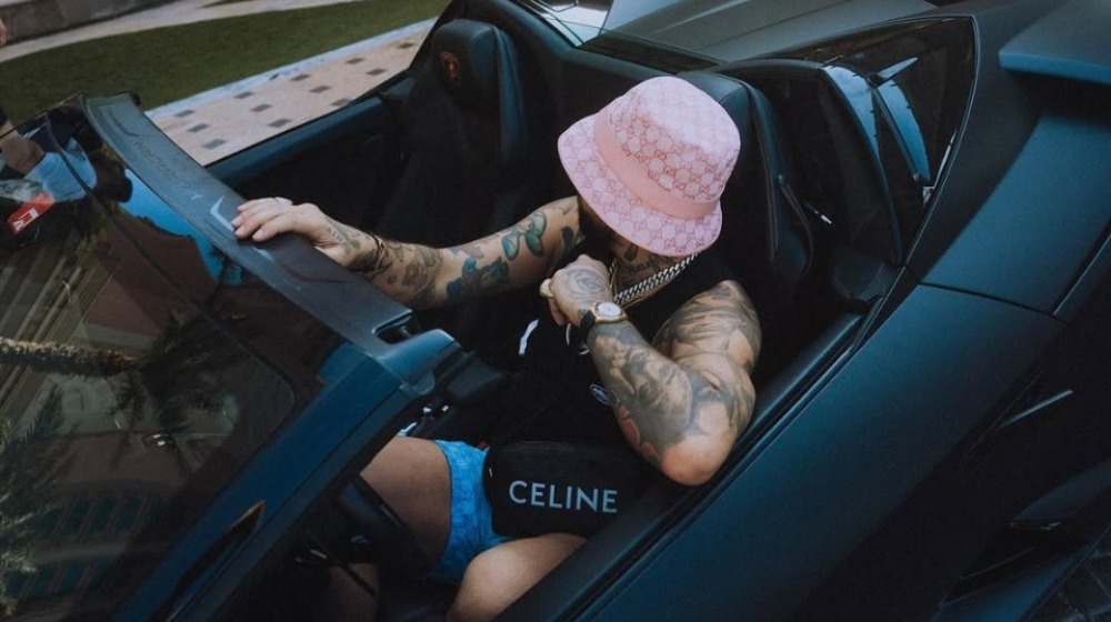 Γνωστός Ελλαδίτης τραγουδιστής ανακοίνωσε τον γάμο του και το πότε θα γίνει πατέρας